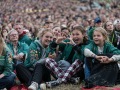 Spejderne sidder i spænding og følger med i sceneshowet under åbningslejrbålet. Foto : Frederik Kehlet / SPEJDERNE