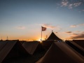 Solnedgang over lejrplads på Spejdernes Lejr 2022. Foto: Jacob Fredegaard Hansen/SPEJDERNE
